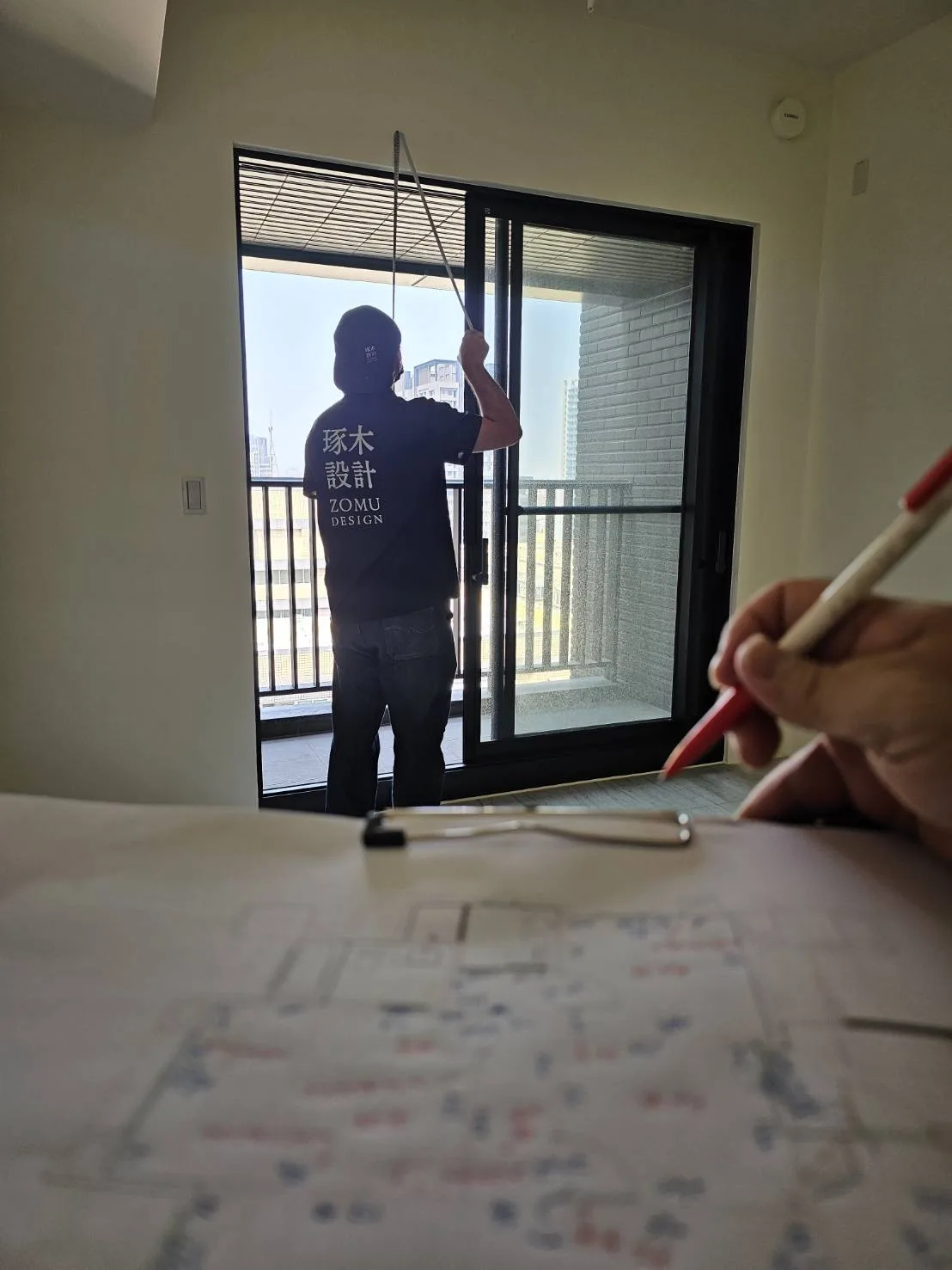 琢木室內裝修 彰化頂樓新成屋初驗 設計師丈量現場尺寸與施工圖核對