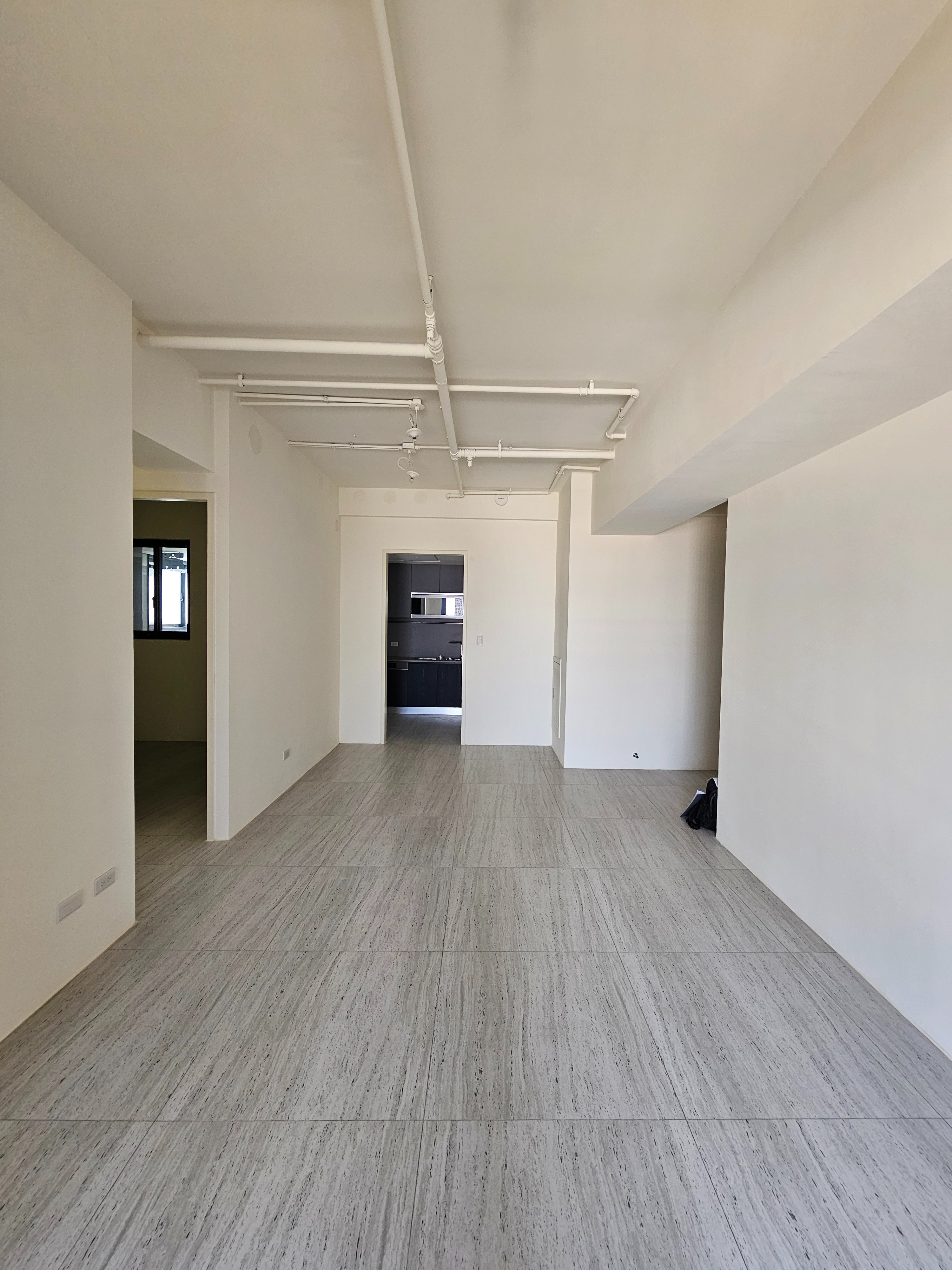 琢木室內裝修 30坪三房新成屋現況 餐廚區域過道紀錄