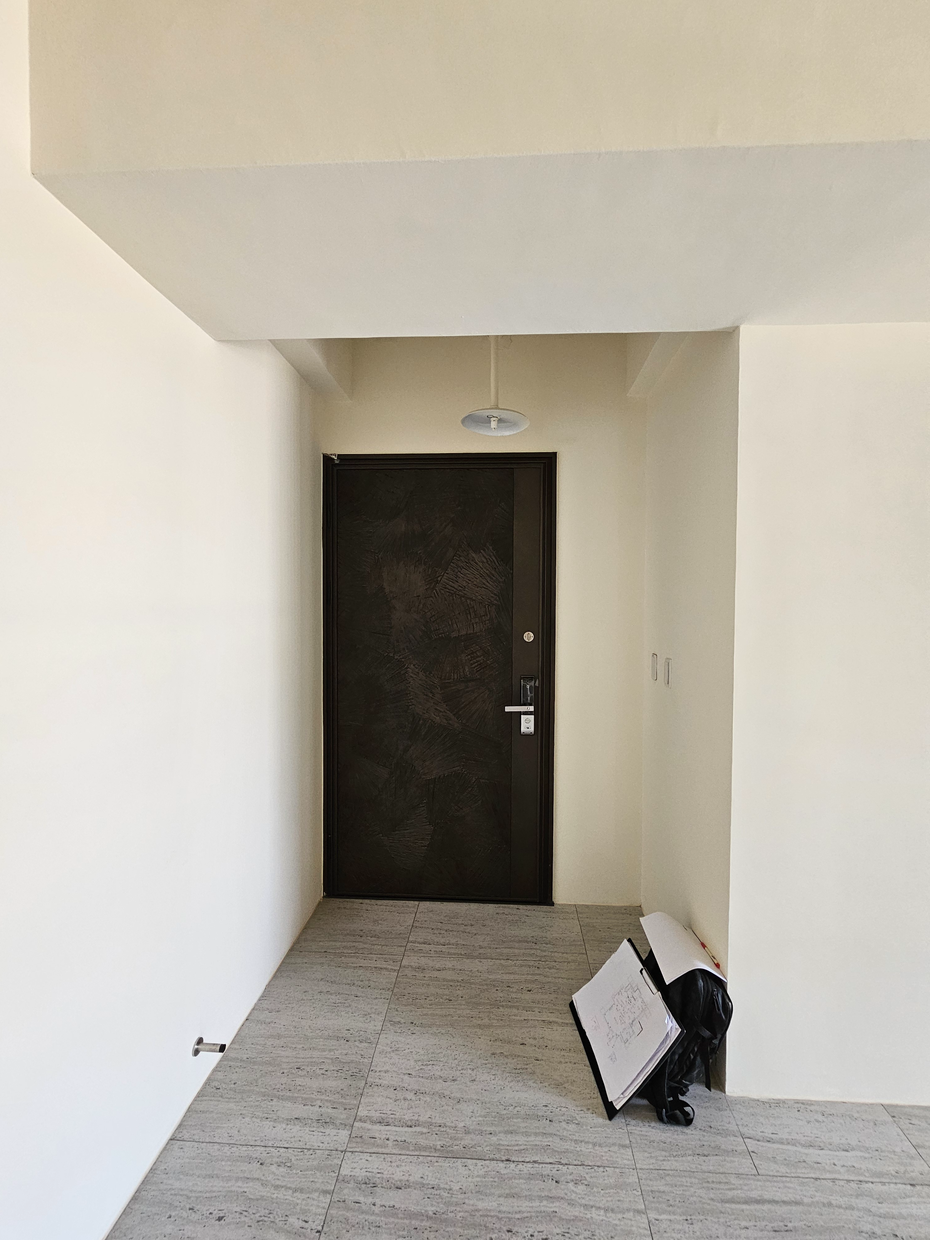 琢木室內裝修 30坪三房新成屋現況 玄關天花板樑柱與外露管線紀錄