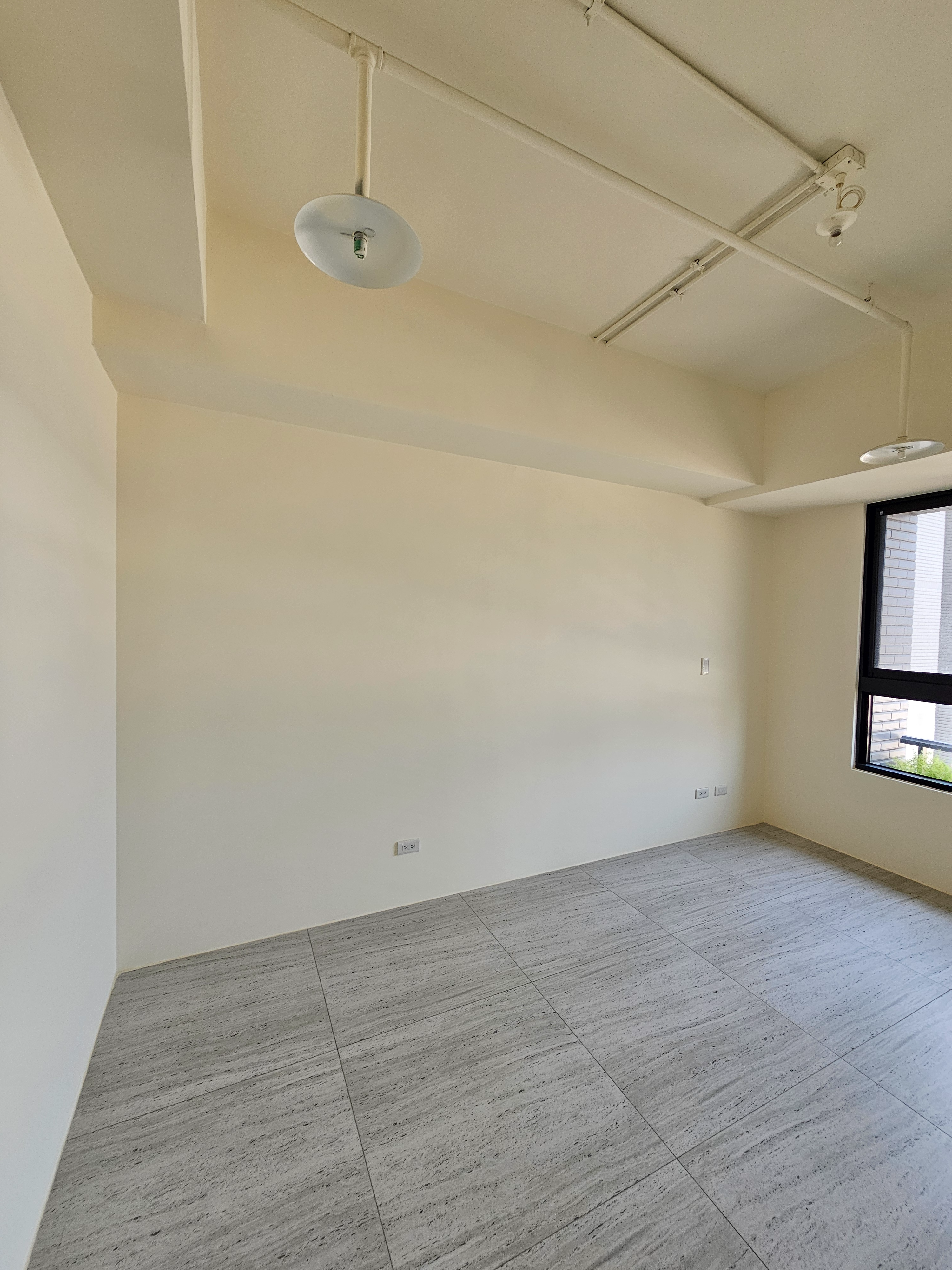 琢木室內裝修 30坪新成屋主臥現況 落地窗採光城市景觀 毛胚交屋紀錄