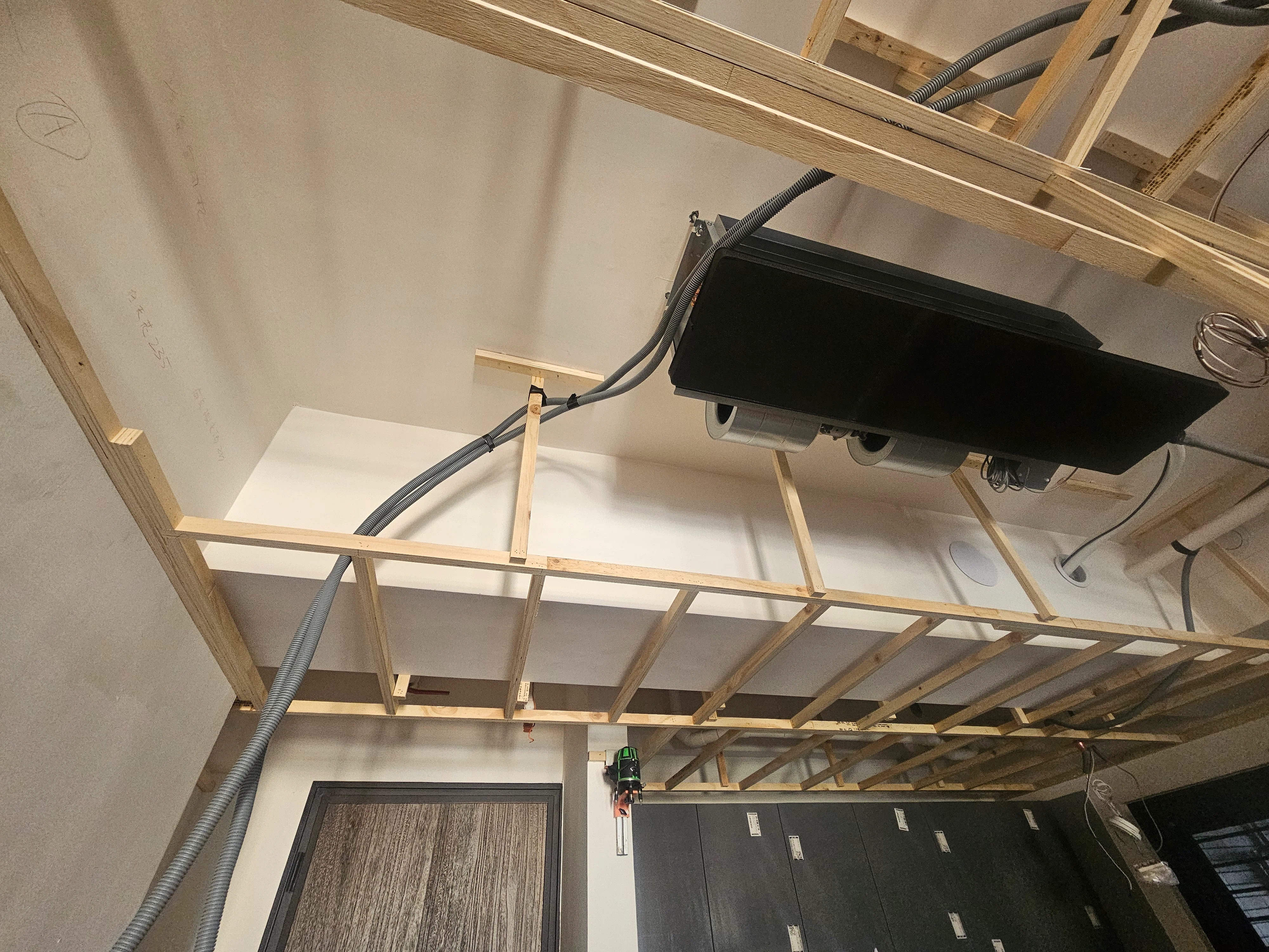 琢木室內裝修燈具空調工程現場 - 間接照明、軌道燈、嵌燈、吊隱式空調