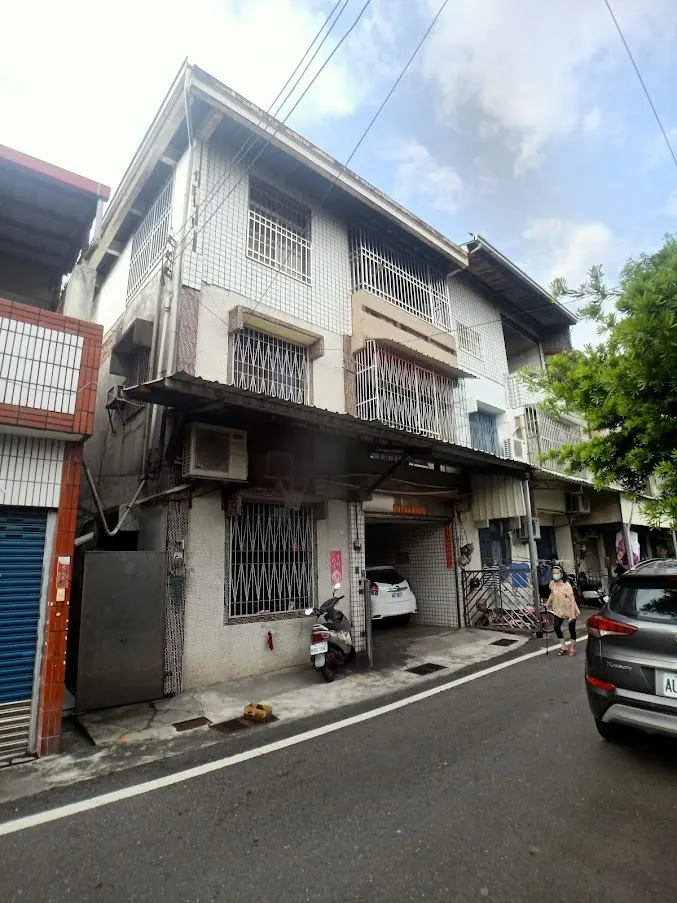彰化北斗老屋翻新前 原始街屋外觀 三層樓貼磚立面鐵窗一樓車庫 琢木室內裝修